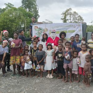 Jelang Natal 2023, Sinterklas Kodim 1710/Mimika Bagikan Bingkisan Kepada Anak-Anak