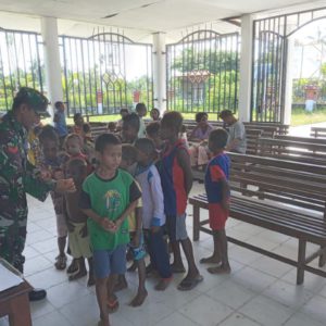 Peduli Dengan Perkembangan Pertumbuhan Anak, Babinsa Koramil 1710-07/Mapurujaya Bagikan Makan Tambahan