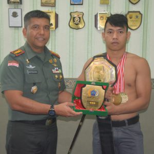 Komandan Korem 022/PT Apresiasi Kepada Ronal Mastrna Siahaan Juara Kelas Ringan One Pride MMA Tahun 2023