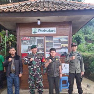 Antisipasi Gangguan Keamanan Hutan Perhutani bersama Koramil 0901 Lembang Lakukan Patroli