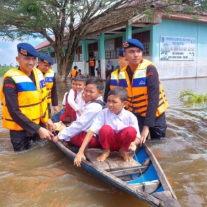 Jalankan Instruksi Kapolda, Personel Batalyon B Brimob Gerak Cepat Bantu Korban Banjir