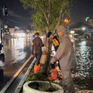 Panam Dikepung Banjir Malam Ini, Brimob Langsung Turun Bantu Masyarakat