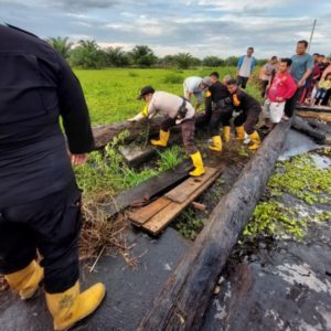 Akses Jalan Terputus Akibat Banjir, TIM SAR YON B POR Bangun Jembatan Darurat Khusus Pejalan Kaki dan Sepeda Motor