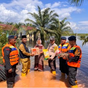 Bakti Sosial Batalyon B Pelopor Dan  Pemerintahan Kabupaten Rokan Hilir Bantu Korban Banjir