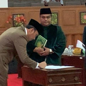 Edi Purwanto Lantik Yeri Muthalib Sebagai PAW Anggota DPRD Provinsi Jambi