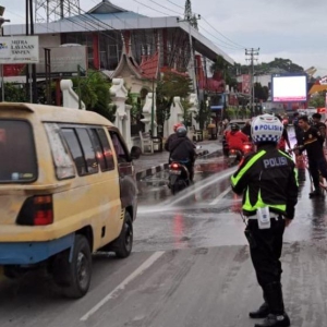 Marfendi Kerahkan Damkar Untuk Bersihkan Jalan