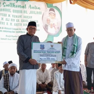 Melalui Staf Ahli, Bupati Anwar Sadat Beri Bantuan Untuk Masjid Riyadush Shalihin Kempas Jaya