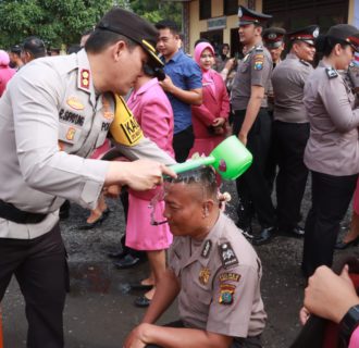 Jelang Akhir Tahun Polres Simalungun Gelar Upacara Kenaikan Pangkat Dengan Tradisi Penyiraman Air Bunga