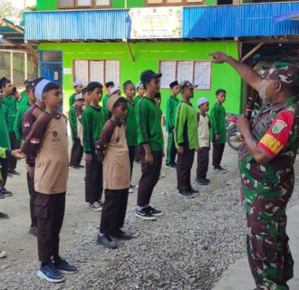 Bangun Kedisiplinan Dan Rasa Cinta Tanah Air Pada Generasi Muda, Babinsa Koramil 1710-02/Timika Beri Pelatihan PBB dan Pembekalan Wasbang Pada Siswa-Siswi SD Kardova