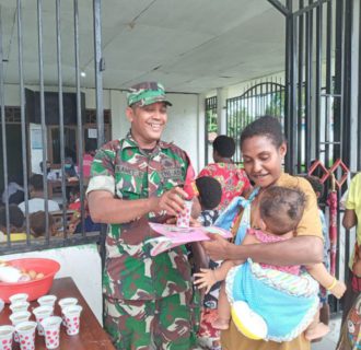 Babinsa Mapurujaya Dampingi Pelaksanaan Kegiatan Posyandu dan Pembagian Makanan Tambahan