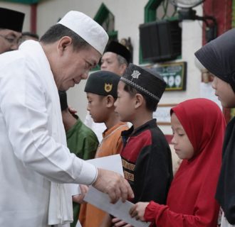 Gubernur Al Haris: Safari Subuh di Masjid Al Muttaqim KAB Tanjabar Dan Beri Santunan Anak Yatim