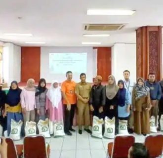 Pemko Bukittinggi Serahkan Bantuan Pangan Tahun 2024