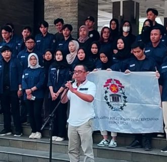 Kritisi Demokrasi yang Mundur, Mahasiswa FISIPOL UGM Sindir Mensesneg dan Stafsus Presiden