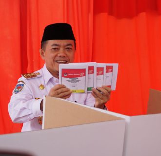 Gubernur Al Haris Gunakan Hak Pilih di TPS 32 Kelurahan Rawasari