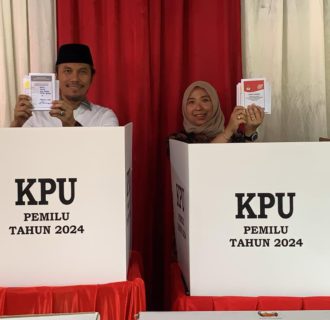 Ketua DPRD  Provinsi Jambi Beserta Istri  Nyoblos di TPS Kenali Besar