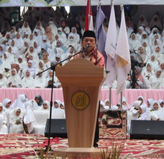 Gubernur Jambi Berikan Hadia Umroh 2 Orang Guru dan 3 Orang Siswa Sekolah Islam