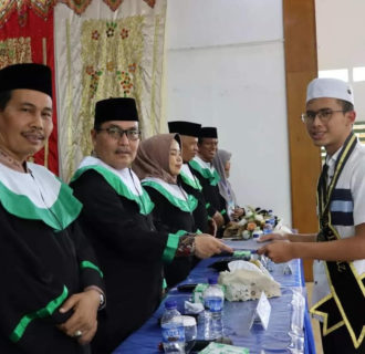 Walikota Diwakili Staf Ahli Bidang Ekonomi Hadiri Wisuda Tahfizd MAN