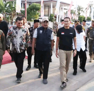 Bupati Tanjabbar Dampingi Menparekraf Sandiaga Uno Tinjau Bazar Ramadhan 2024