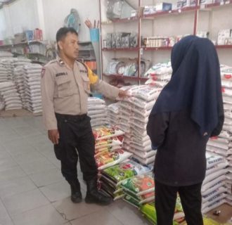 Patroli Bhabinkamtibmas Polsek Perdagangan Pastikan Stok Dan Harga Sembako Stabil