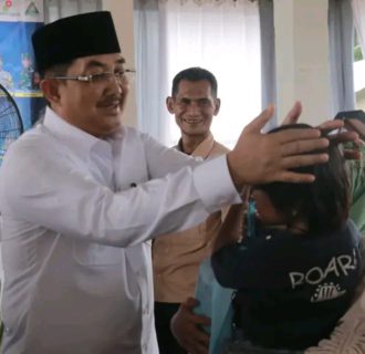 Empeti ke Warga, Bupati Anwar Sadat Beri Bantuan Korban Banjir di Betara