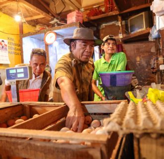 Pj Gubernur Banten Al Muktabar Sidak Barang dan Harga Komoditi Pangan di Pasar Induk Rau