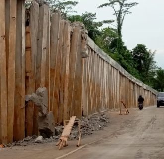 Beton Penyangga Tanah Ambrol, Proyek Tanjakan Bangangah Diduga Gagal Kontruksi