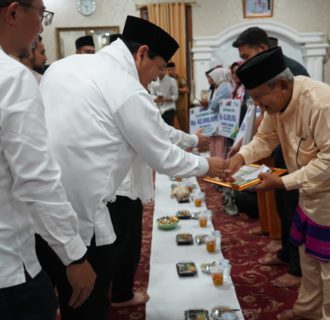 Gubernur Al Haris Serahkan Piagam dan Bantuan Pensiunan ASN Kabupaten Sarolangun Jambi