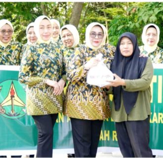 Ikatan Adhyaksa Dharmakarini Riau Berbagi Takjil untuk Masyarakat Pekanbaru Menjelang Berbuka Puasa