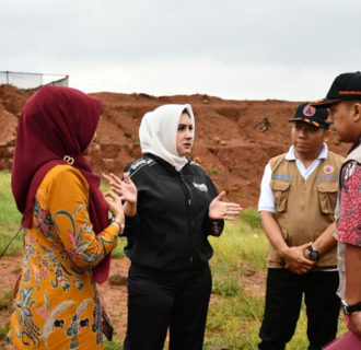 Bupati Fadia Arafiq, Minta Tanggung  Jawab PT HAI Perbaiki Rumah Warga Akibat Tanggul Jebol