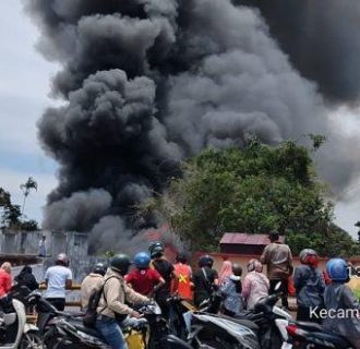 Dua Hari Ramadhan Toko dan Rumah Warga Pasar Aur Bukittinggi Dilalap Si Jago Merah 