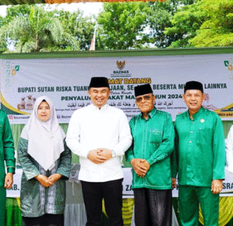 Bupati Dharmasraya dan Muzaki Potensial Lainnya Tunai Zakat Mal di Gerai Zakat Baznas