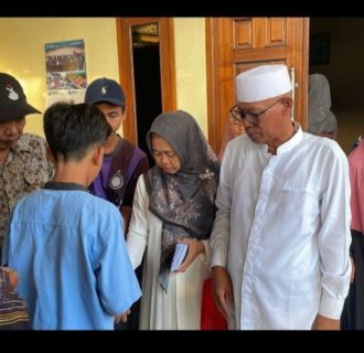 Camat Kronjo Santuni Anak Yatim