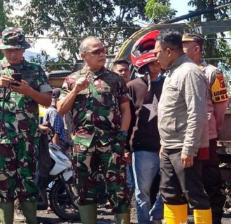 Dandim Bayu 0304 Agam Dampingi Danrem  Turun Lokasi Banjir Lahar Dingin 