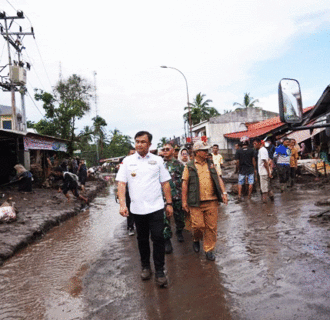 Bupati Dharmasraya Serahkan Bantuan untuk Korban Banjir Bandang di Tanah Datar