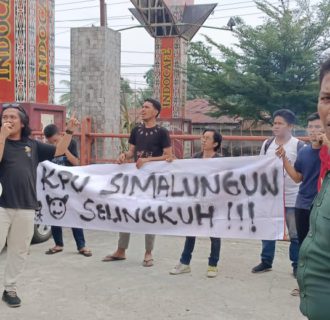 Tidak Netral Dalam Menetapkan Penyusunan PPK Simalungun, Aliansi Kelompok Mahasiswa Peduli Demokrasi Unjuk Rasa