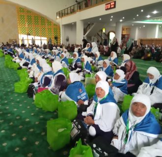 Pj Bupati Deli Serdang Titip Doa Kepada 104 Jemaah Calon Haji 