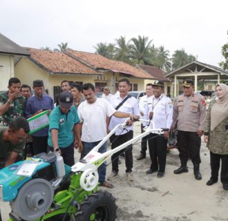 Tingkatkan Produktivitas Petani, Pemkab Pandeglang Salurkan Bantuan Traktor