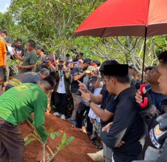 Duka Mendalam Wakil Wali Kota Depok di Pemakaman Korban Kecelakaan SMK Lingga Kencana