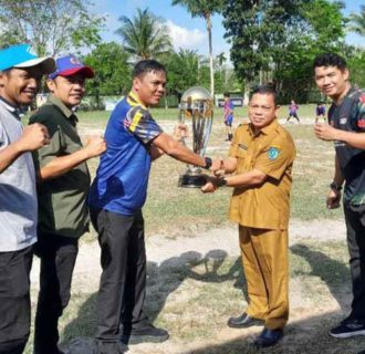 Turnamen Sepak Bola Mini Tingkat SD Se-Belitung Rebut Tropi Bergilir dan Uang Pembinaan