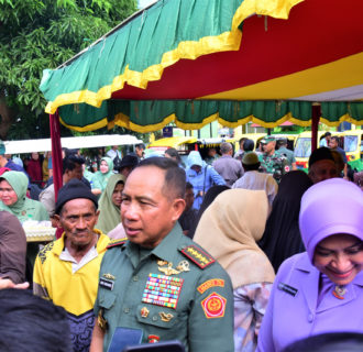 Panglima TNI Bagikan Ribuan Paket Sembako di Tanjungpinang