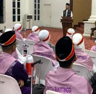 Pemko Bukittinggi Berangkatkan Jamaah Haji Menuju Asrama Padang