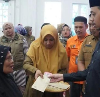 Pemko Bukittinggi Serahkan Bantuan Sosial Triwulan II