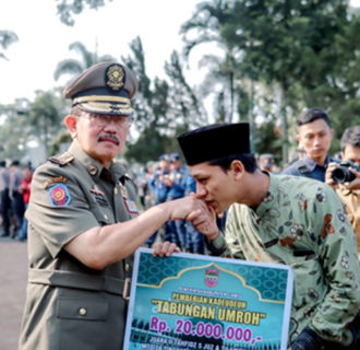 Pj. Bupati Ciamis Serahkan Uang Kadeudeuh Tabungan Umroh Kepada Peserta MTQ Yang Berprestasi