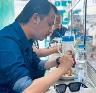 Erman Safar Nikmati Racikan Kuliner Emak-Emak di Jalan Sudirman 