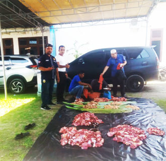 Camat Hamparan Perak Lakukan Penyembelihan Sapi Dalam Perayaan Hari Raya Idul Adha 1445 H