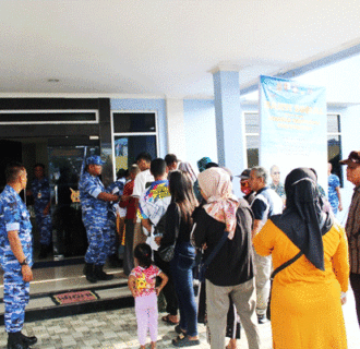 Ribuan Masyarakat Antri  Menunggu Pengobatan Gratis Oleh Puspotdirga TNI AU