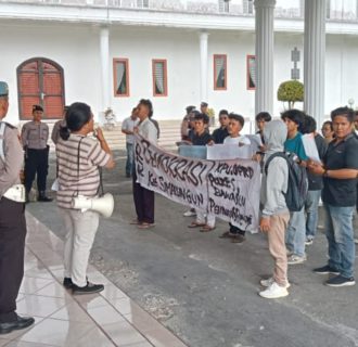 Unjuk Rasa Jilid III Geruduk 4 Kantor Instansi di Kabupaten Simalungun