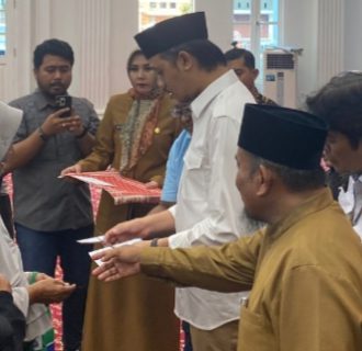 Wako Erman Serahkan Bantuan Zakat Mustahik