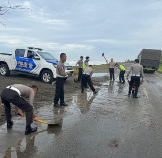 Aksi Bersih-bersih Material Pantai Abrasi Usai Dihantam Gelombang, Satlantas Mukomuko Dapat Acungan Jempol