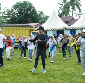 CFD di SJJ, Bupati Salurkan Bantuan Paket Sembako BAZNas Solok Selatan